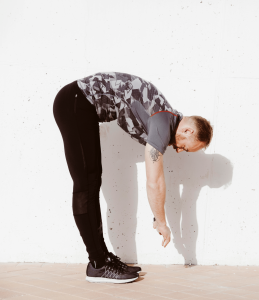 حرکت داینامیک "خم‌ شدن و بالا آمدن با پا صاف" (Toe Touch with Straight Leg)